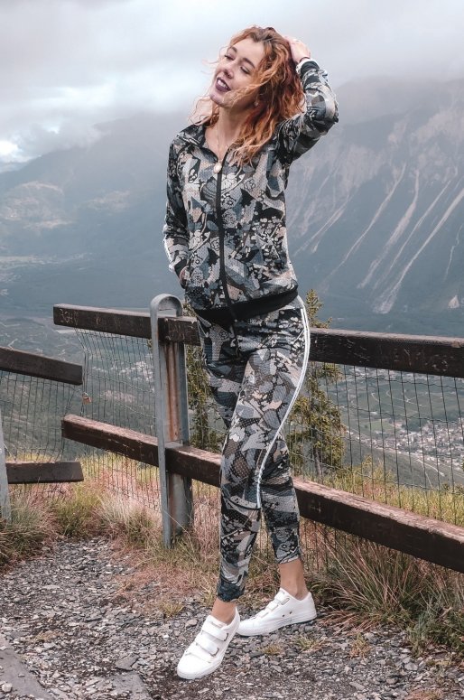 Ensemble de sport de couleur gris et olive Ensemble de sport de couleur gris et olive
