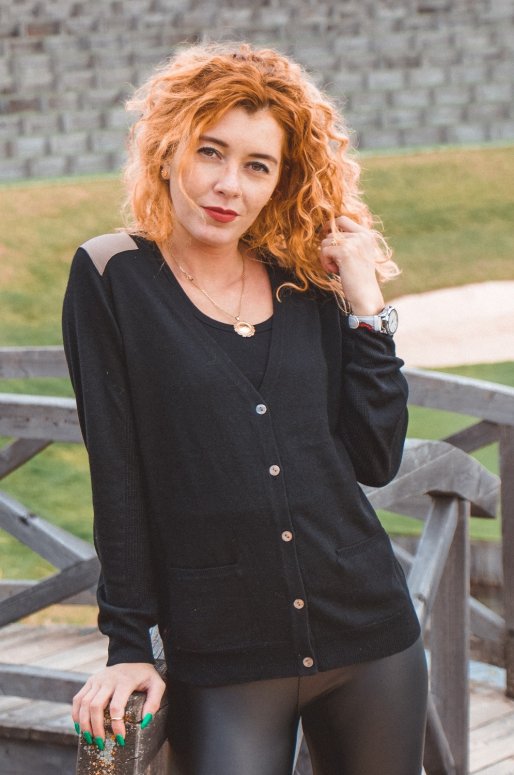 Cardigan noir à boutons avec détails imitation daim sur les épaules Cardigan noir à boutons avec détails imitation daim sur les épaules