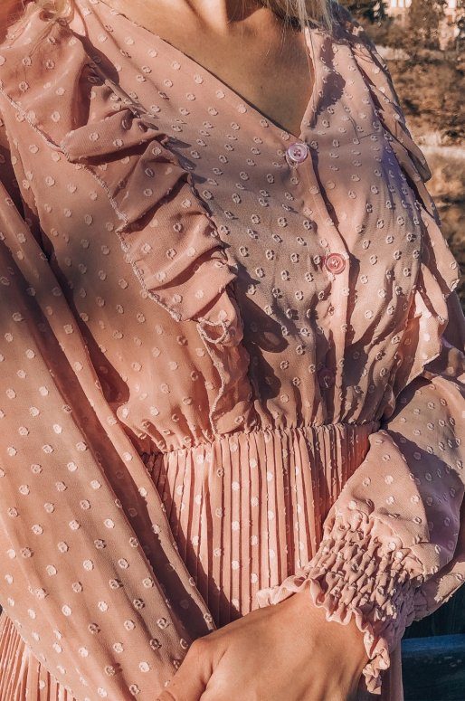 Robe rose à volants, jupe plissée