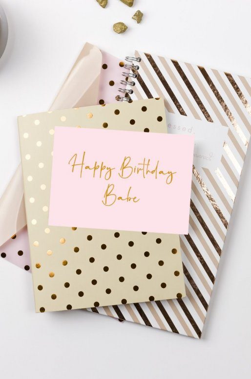 Carte d'anniversaire rose avec inscription dorée