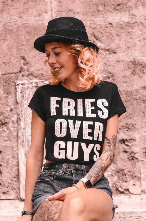 T-shirt noir avec inscription "FRIES OVER GUYS"
