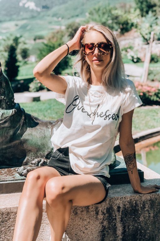 T-shirt blanc avec inscription Overdressed