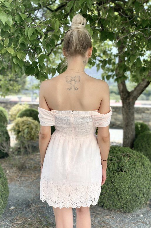 Petite robe rose pâle col bardot