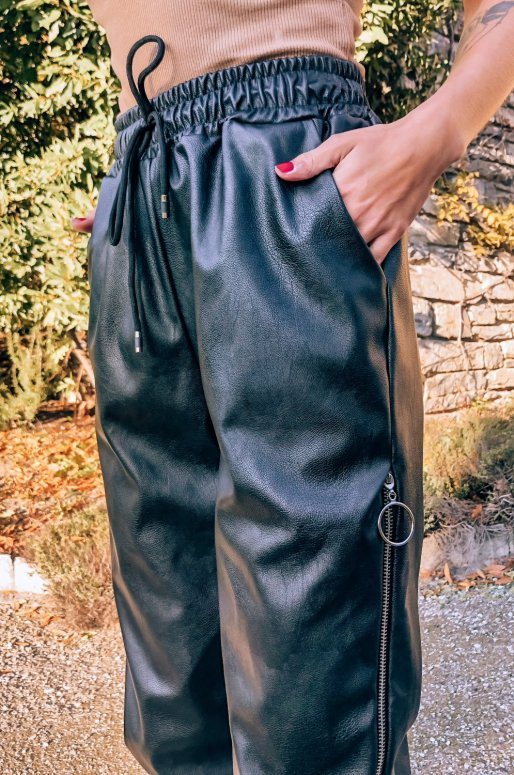 Pantalon en simili cuir de couleur noir