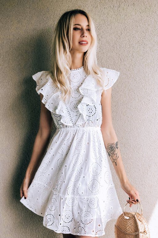 Robe blanche en broderie anglaise