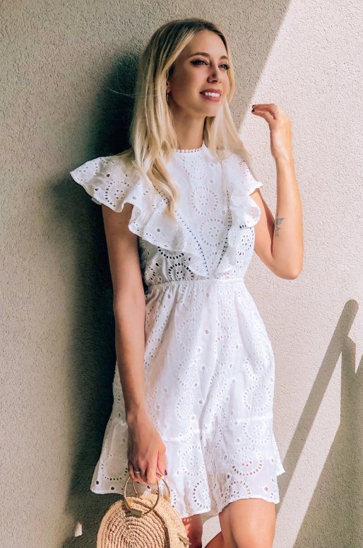 Robe blanche en broderie anglaise