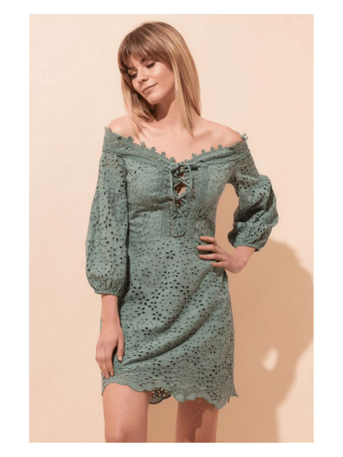 Robe bustier romantique de couleur verte, broderie anglaise