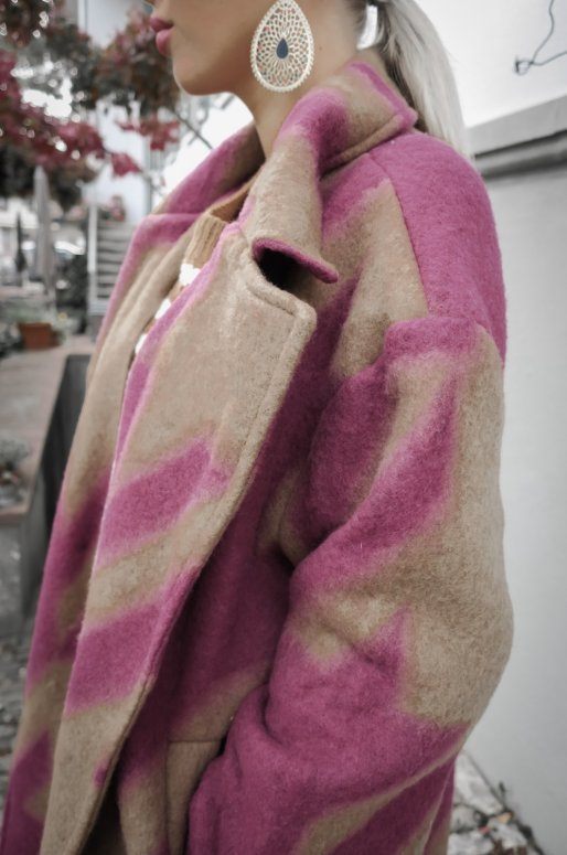 Manteau en laine de couleur camel et rose
