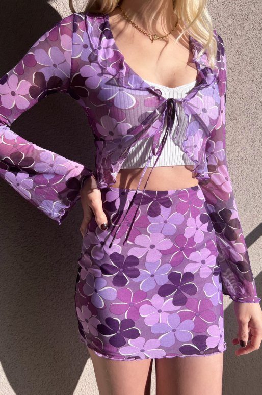 Ensemble mini jupe et top court, imprimé floral violet avec col à volants
