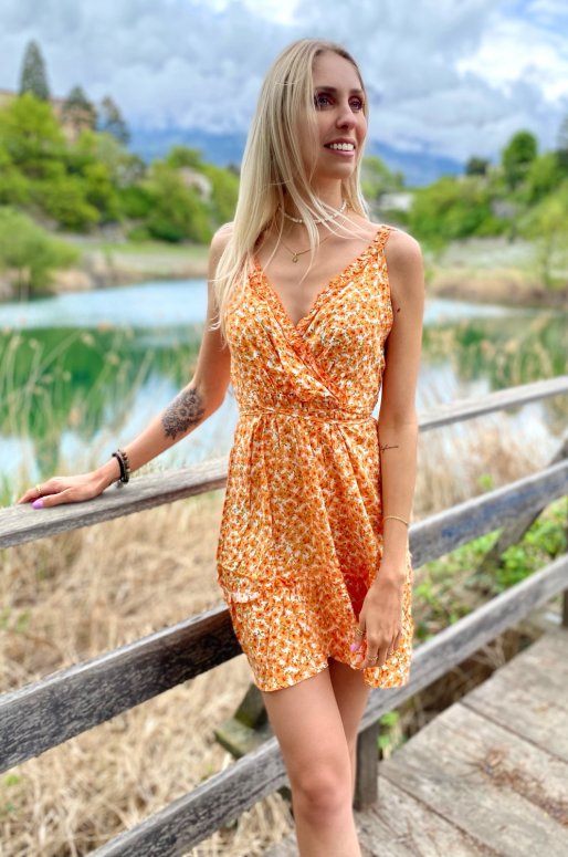 Petite robe orange à fleurs