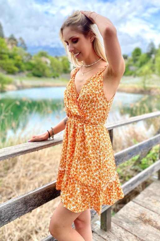 Petite robe orange à fleurs