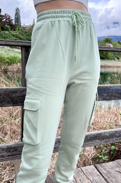 Pantalon cargo de couleur menthe