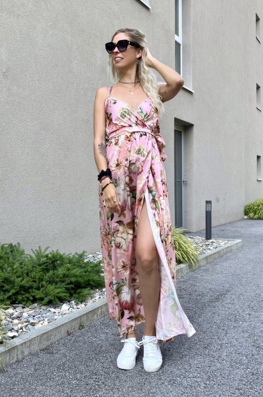 Longue robe rose satinée à fleurs