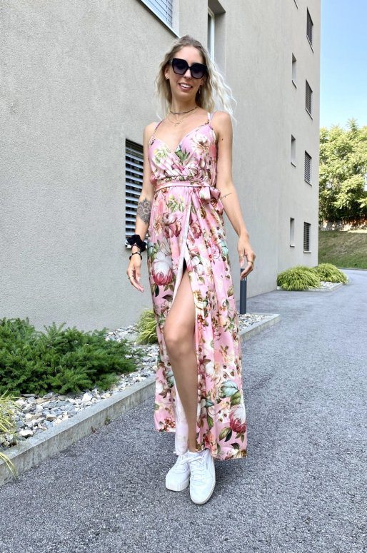 Longue robe rose satinée à fleurs