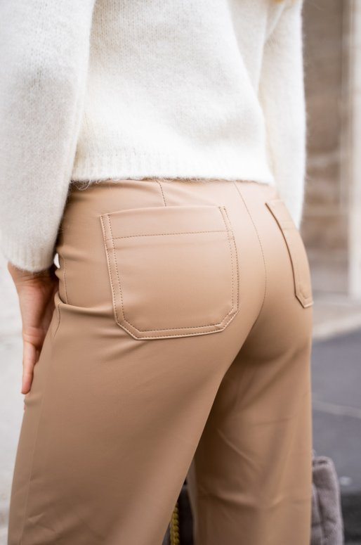 Pantalon en simili cuir de couleur beige, jambe large
