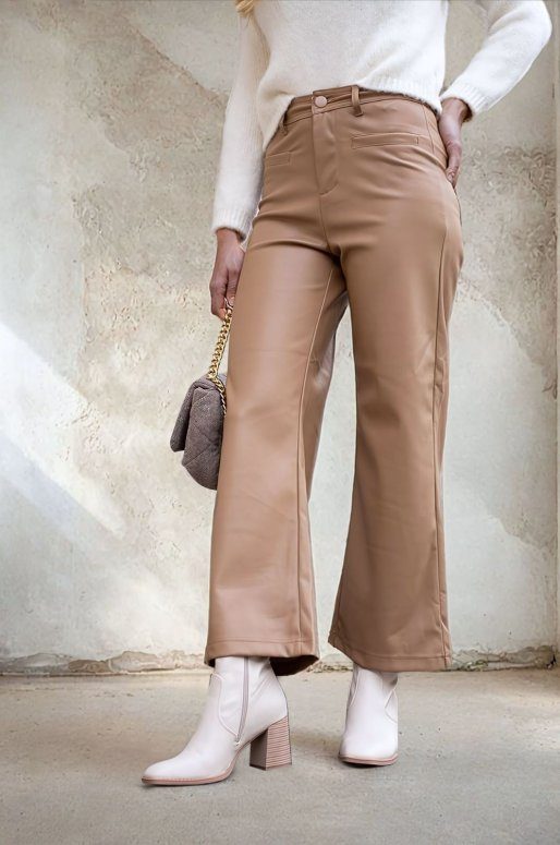 Pantalon en simili cuir de couleur beige, jambe large