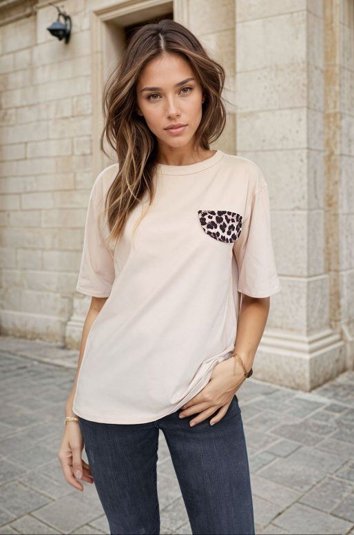 T-shirt beige avec poche imprimé léopard