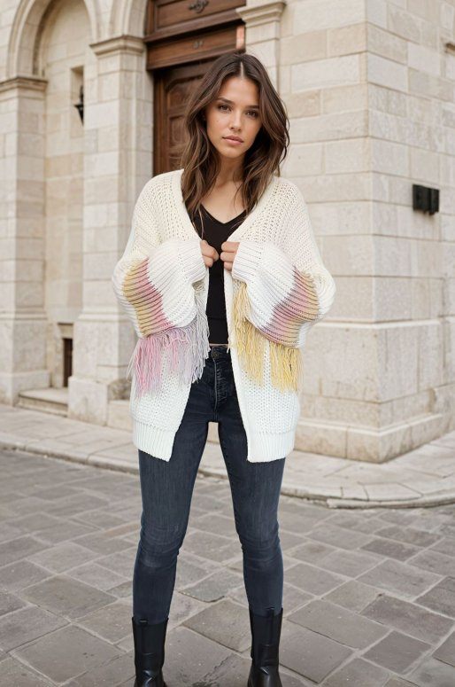 Cardigan en maille de couleur beige avec franges