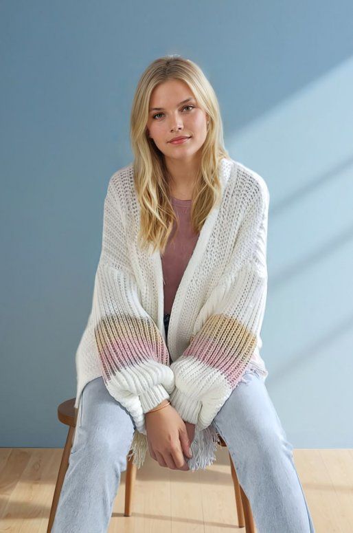 Cardigan en maille de couleur beige avec franges