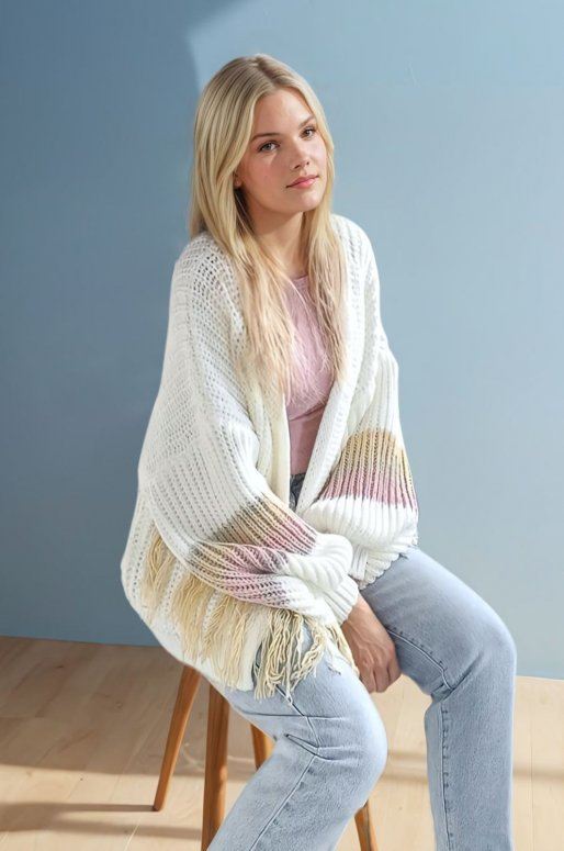 Cardigan en maille de couleur beige avec franges