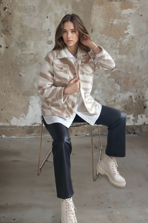 Veste zébrée de couleur beige et blanc