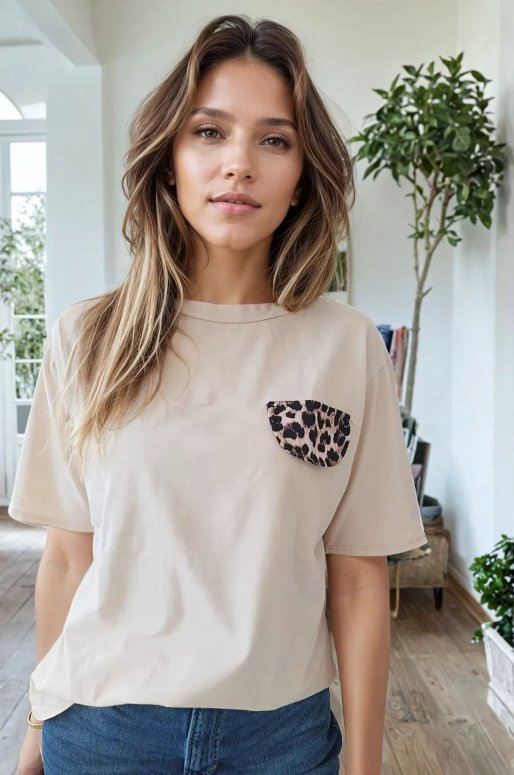 T-shirt beige avec poche imprimé léopard